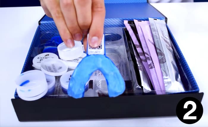 2. Mix the putty in the trays.